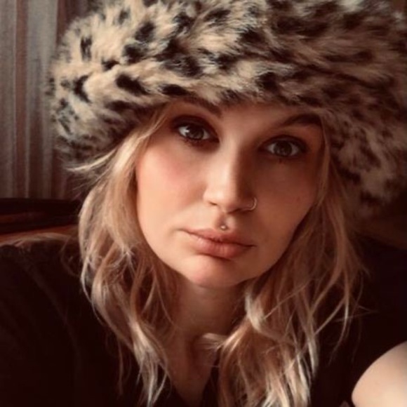 Meet your Posher, Zoë - Picture 1 of 1